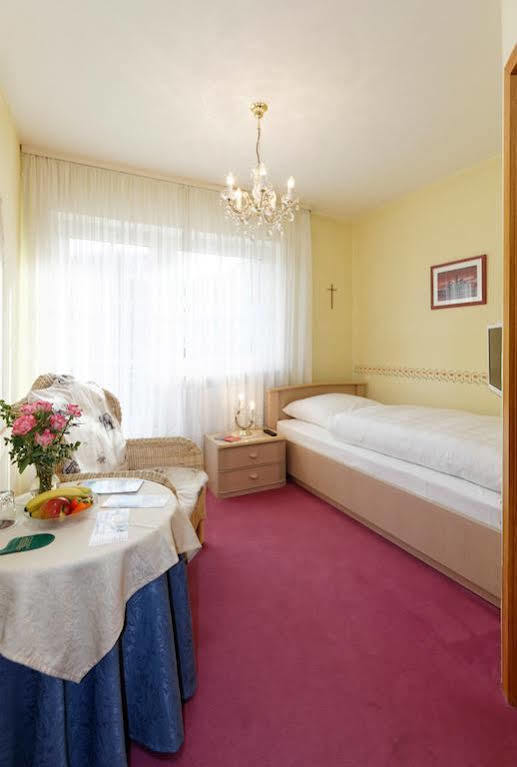 Hotel Garni Regina Гьосвайнщайн Екстериор снимка